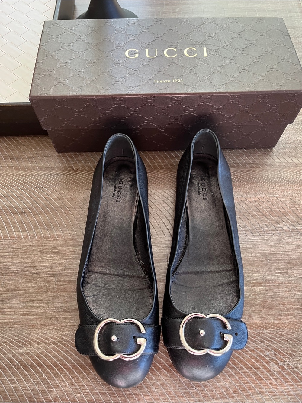 Gucci Black Leather Ballet Flats with Gold Interlocking G Accent